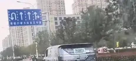 惊现小鹏汽车的“陆地航母”！这车的构造确实坐实，6个车轮，虽然贴了伪装，但还是一