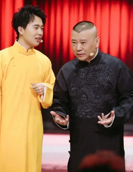 2019年12月，郭麒麟参演话剧《牛天赐》。演出结束后郭麒麟在台上谢幕，一只厚实