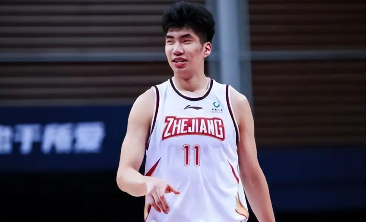 余嘉豪迎来西甲首秀，7分8篮板，赛后教练这样评价他:
“毫无疑问，他的加盟一下子