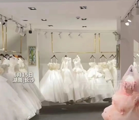 湖南长沙，一男子和妻子花5980元拍婚纱照，包含4套服装，因天气不好，他们拍了2