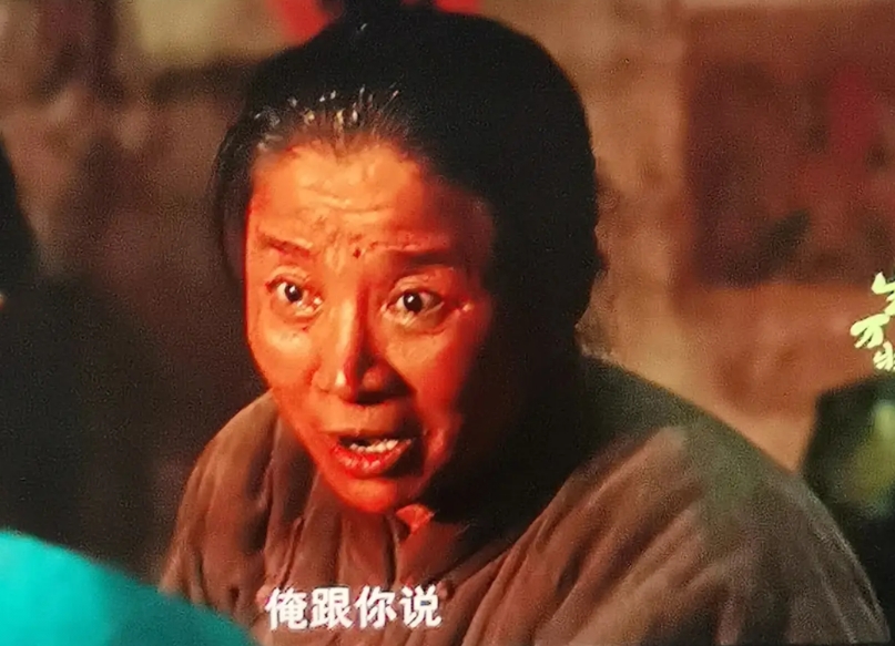 《生万物》这剧中，杨幂，欧豪这两位男，女主角不是演得最好的。
迟蓬老师演的大脚妈