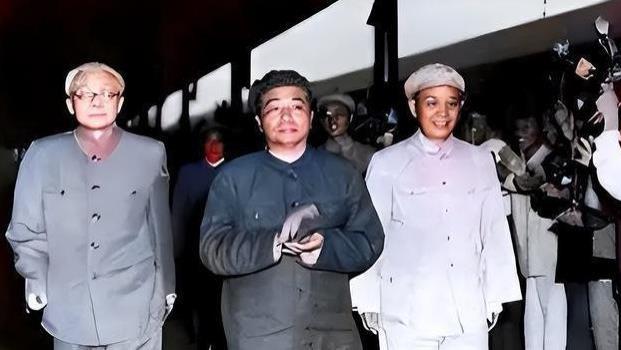 在毛主席构建的军队指挥体系下，除了毛主席，并非谁不可或缺