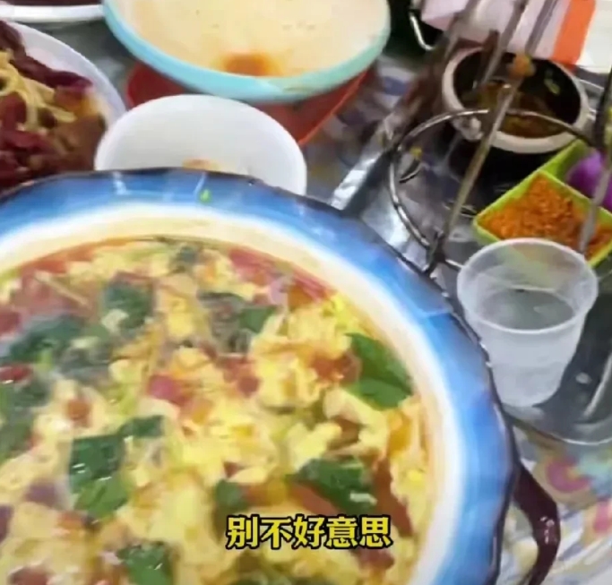 近日，河北石家庄两名男子一起吃饭时，隔壁桌客人菜还没上齐，就着急离开，遗留在桌子