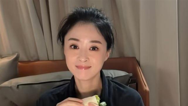蒋欣又馋蛋糕了！偷摸舔两口被经纪人紧急撤回，舌苔黄厚引热议