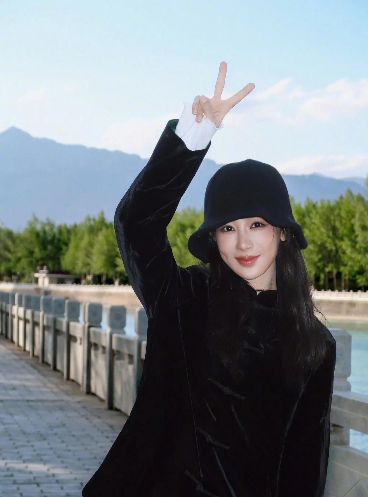 杨紫好久不见，今日营业美照！