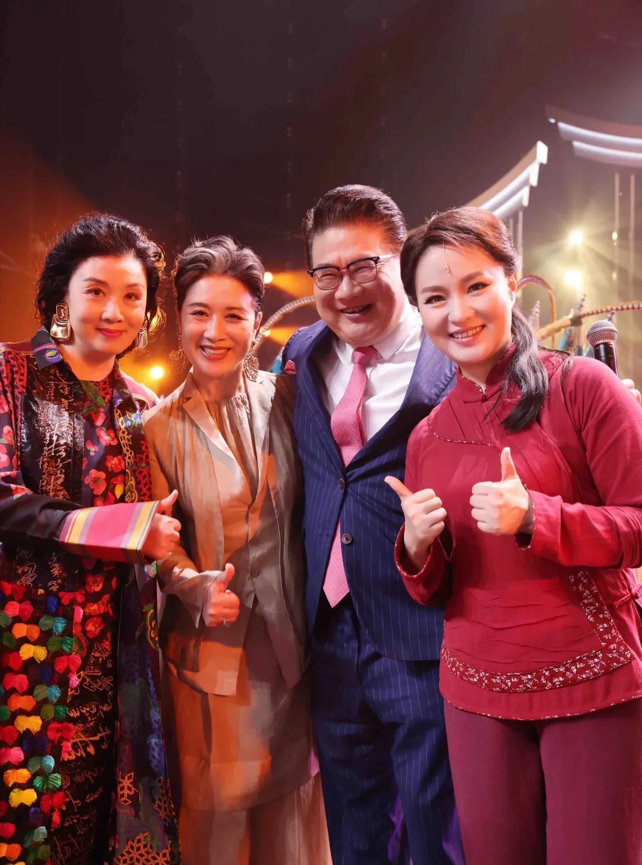 这四位大概都是文化名人，我只认识黄梅戏表演艺术家韩再芬，因为现场看到她表演《徽州