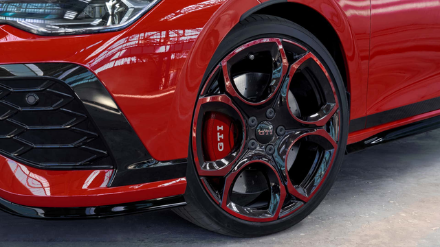 大众发布高尔夫 GTI 50 周年特别版官图。
50 周年特别版外观采用红色涂装