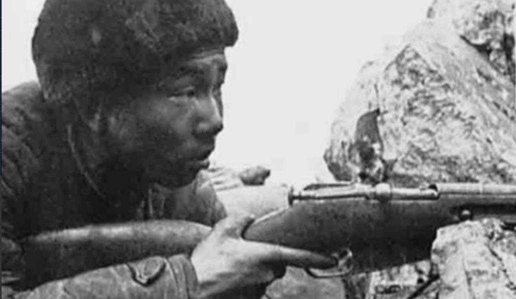 1953年，美国顶级狙击手艾克上校在一次射击中打中了一名志愿军战士，让其掉进壕沟