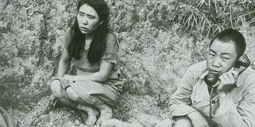 1943年，一个女人受到日本人的侮辱，在山洞里生下了一个男孩。她本想解开衣服给孩