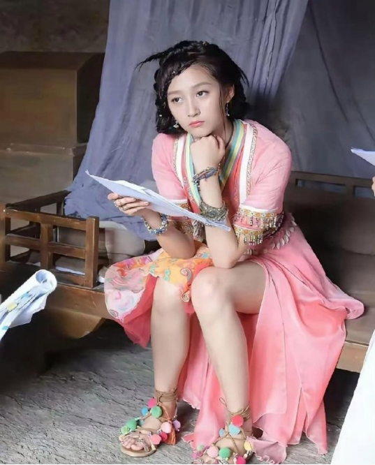 关晓彤这是什么时期的照片啊！这鞋子放在现在那就是高端产品啊！ ​​​
