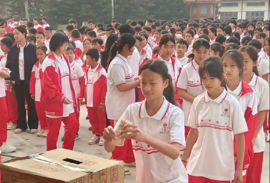 果敢中学组织学生，向缅甸地震灾区捐款，看现场画风，与中国国内学校一模一样，中国人