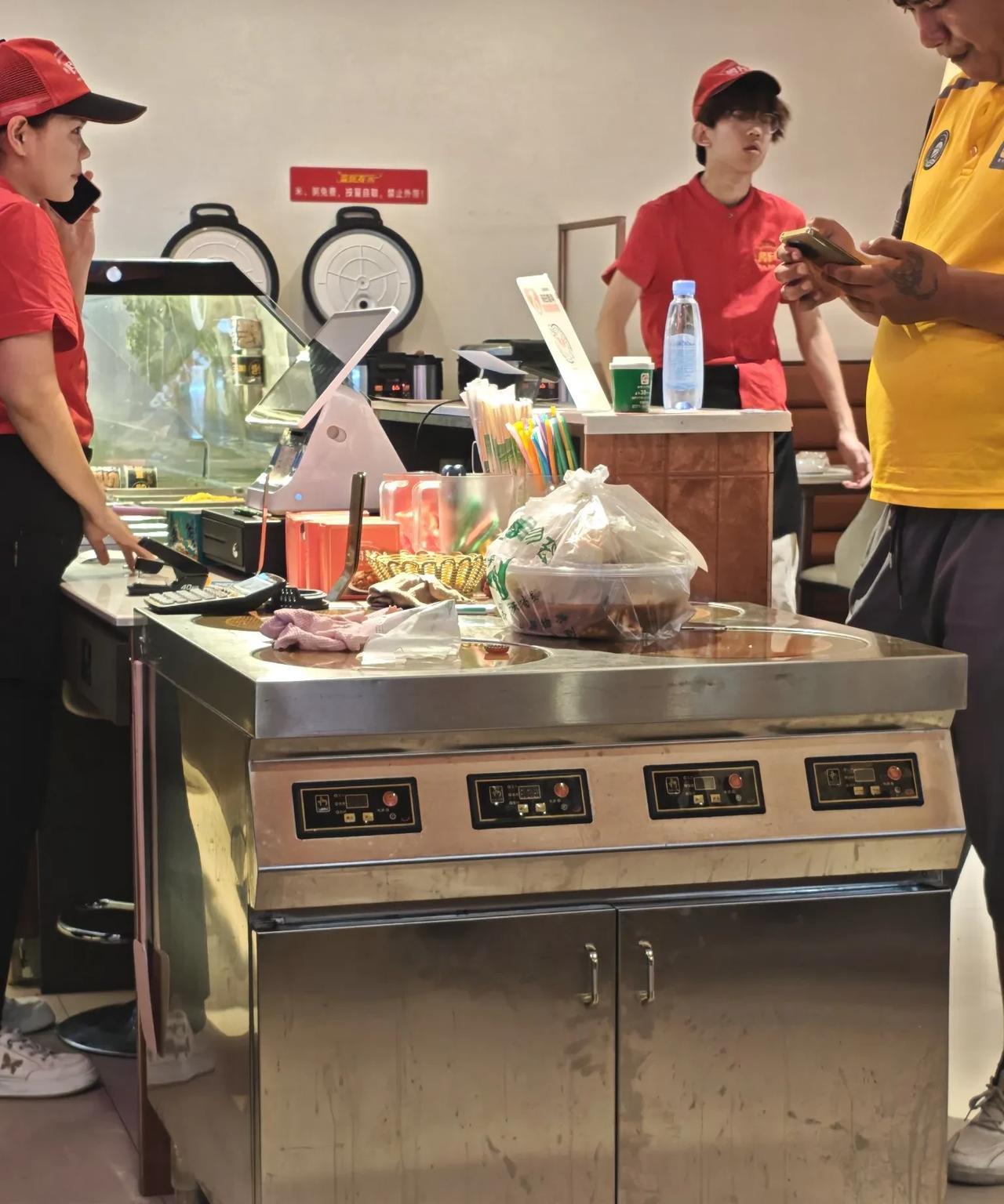 40℃的高温，服务员小姐姐，给外卖小哥递上一瓶冰镇矿泉水,那个瞬间还是很温馨的，