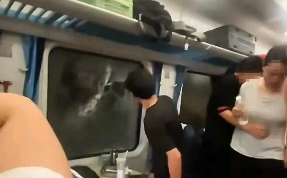 K1373次旅客列车机车由于某种原因发生脱线，无人员伤亡。在列车脱线的这段时间里