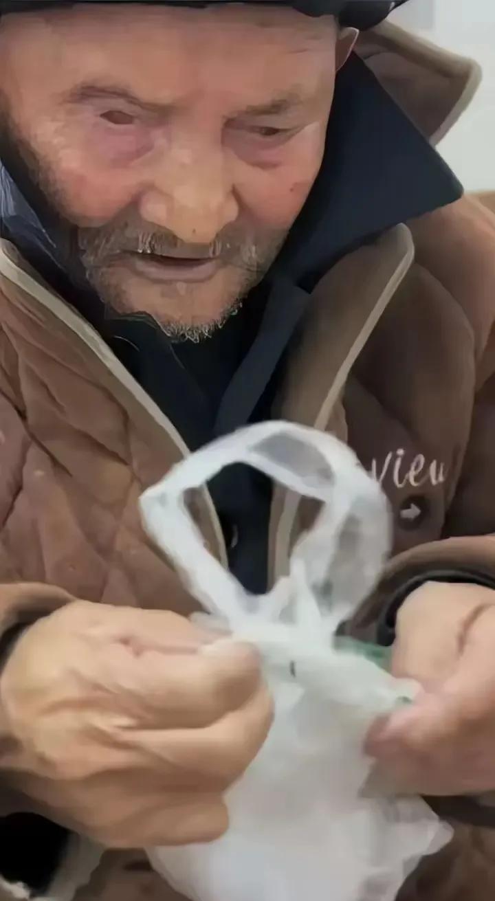 泪奔，96岁的妹妹去看98岁的哥哥，哥哥拉住妹妹的手说：走，回屋哥给你说点事，妹