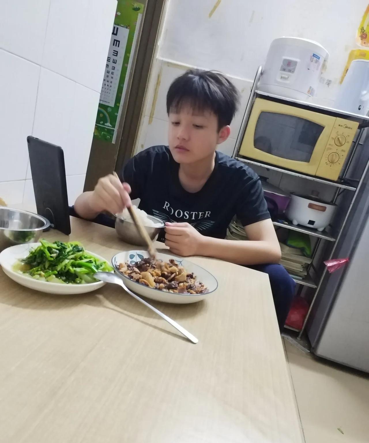 今天星期六，我儿子参加生物实验会考，这个分数是要计入中考的，我很是重视。
这两天