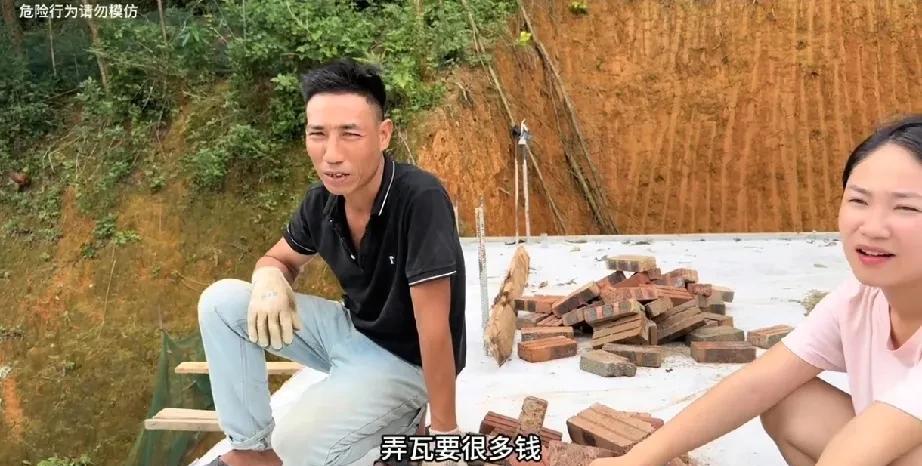 小松给越南小叔建的房子总算封顶了。关于装修和房瓦，他老问小叔意见，小叔当然会拒绝