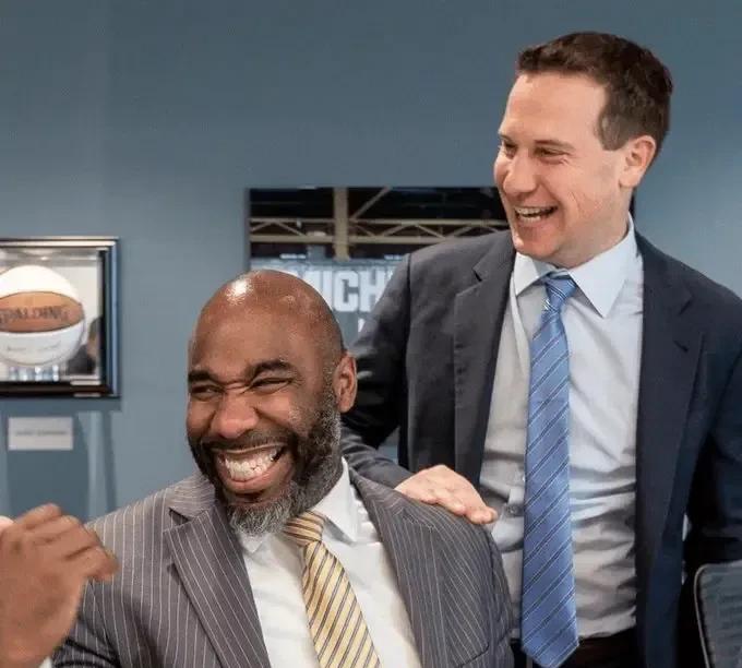 NBA情报局7月11日讯 太阳又整骚操作！雇个场均3分1助的NBA边缘人当球员发