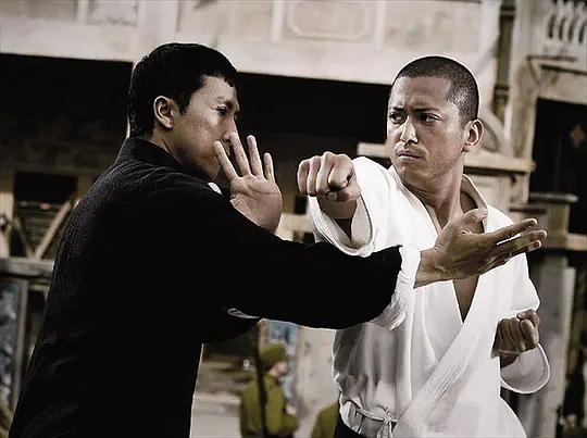   看完《叶问》出彩的有两处。   
一是他的徒弟，日军进城后他当的翻译给人的直