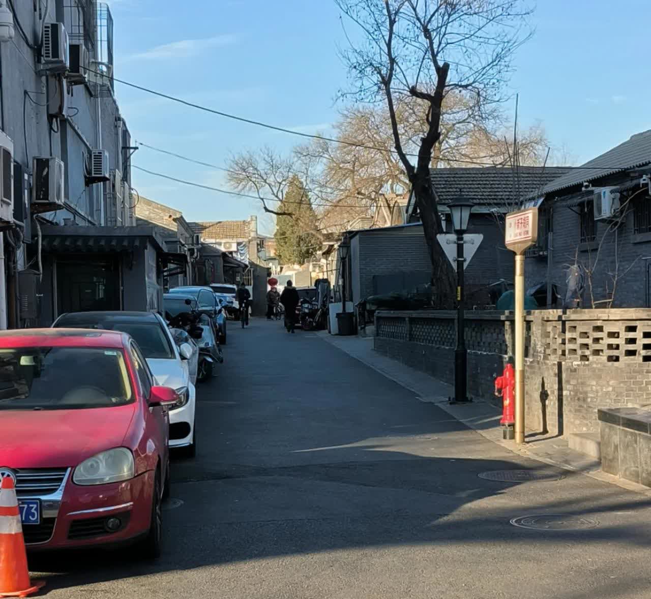 胡同里不停车貌似有面子了，可您想过没有，路宽了，车速上来了，出行危险率上升了，胡