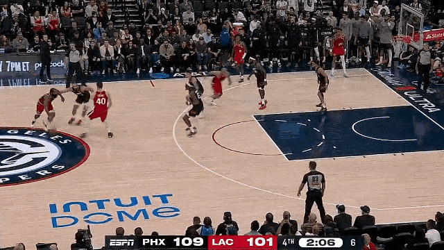 哈登踩着LOGO三分不中，目前投篮15中4、三分10中2得到13分