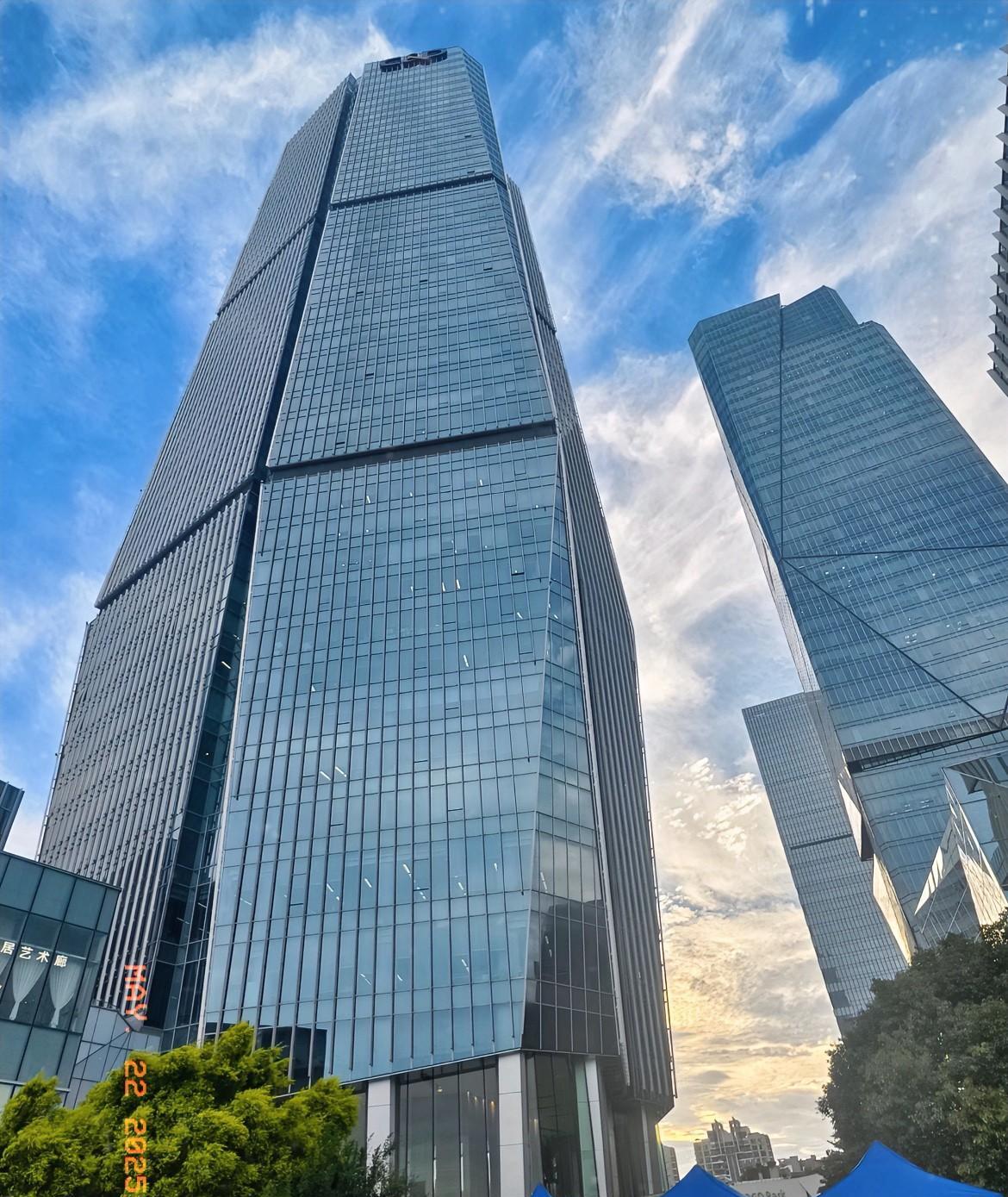 厦门建发股份2024年部分高管薪酬。
1、林茂
董事长，年薪434万元。
2、程