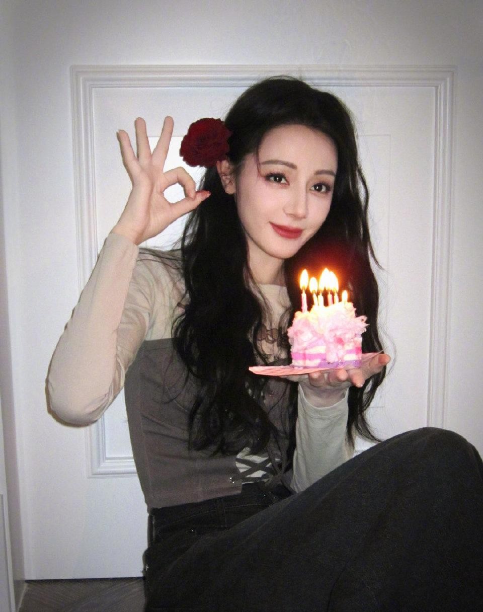 迪丽热巴今日营业 
祝福大家端午安康～ 
好美的热巴