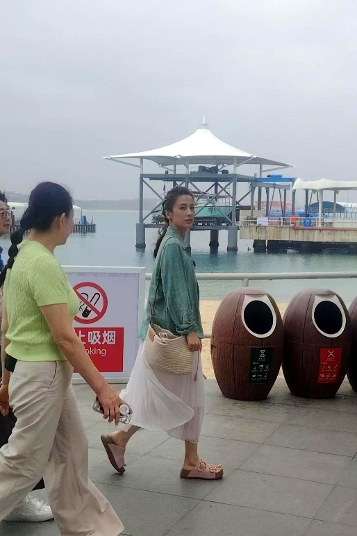 我在三亚旅游的闺蜜遇到了黄圣依，她说，黄圣依本人和电视上的她根本就不一样，黄圣依
