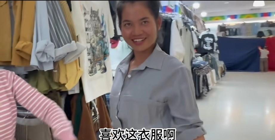 小依带家里打工的小姐姐进城买衣服，小姐姐自己挑了件灰色上衣，穿上又显白又显身材，