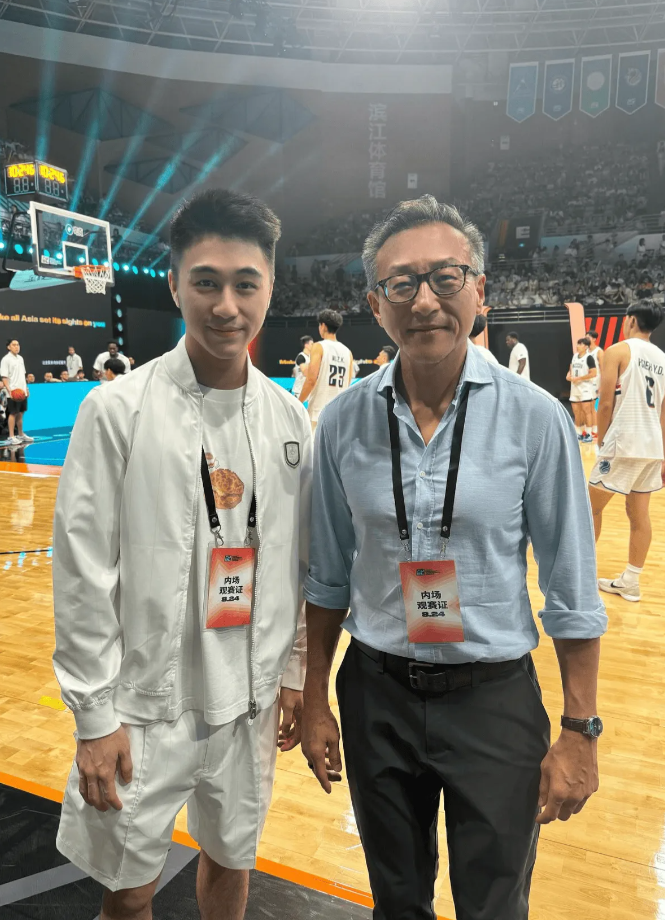 凯尔特人新任股东之一何猷君今日更新个人Instagram，他晒出了与姚明和篮网老