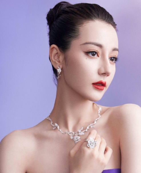 迪丽热巴身穿开叉紫裙大修香肩美背