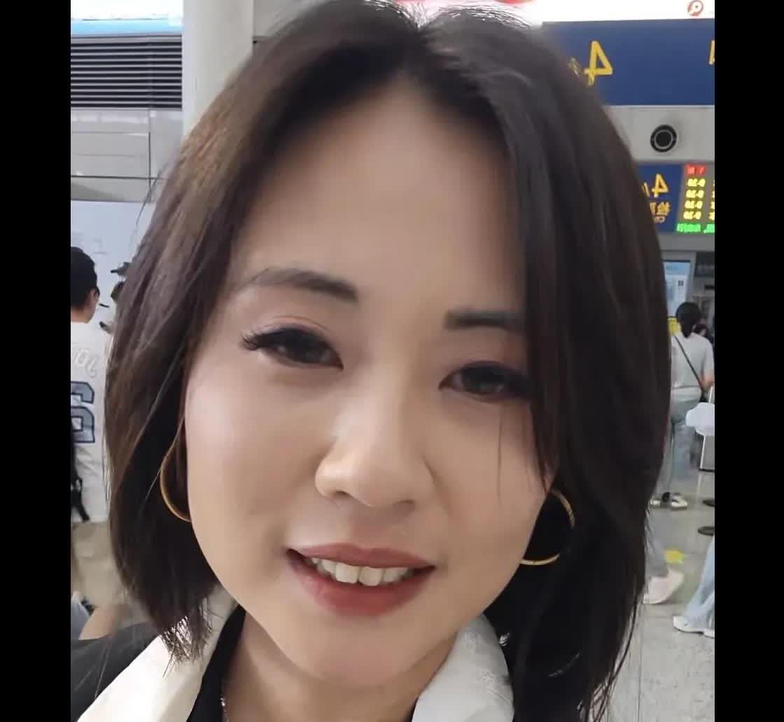 何穗镕这两天火了，大家却在说她有点不对劲。

在这次旅行里，她太容易动情太敬