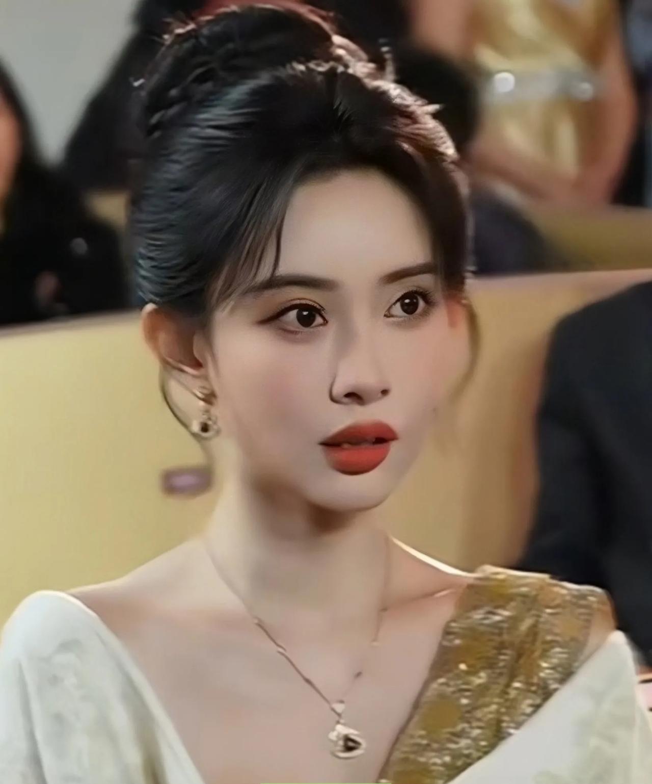 孟子义出席电视剧品质盛典活动，太美了，就是侧颜也是很美！你如何看？#娱乐圈# #