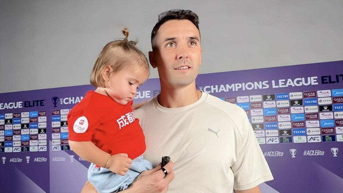 是留队还是走人？成都蓉城王牌悍将周定洋做出回应，引发球迷热议