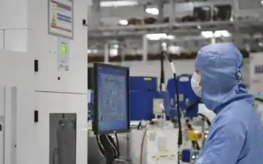 中美芯片战暴雷：中国2名核心半导体人员叛逃美国，关键技术恐被掏空…