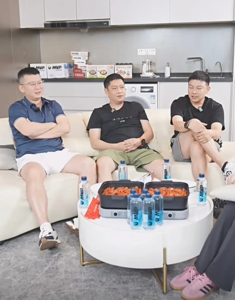 就冲这三个人的坐姿，就知道有时候成绩好不好？从日常的行为就能够看出来了…
马龙、