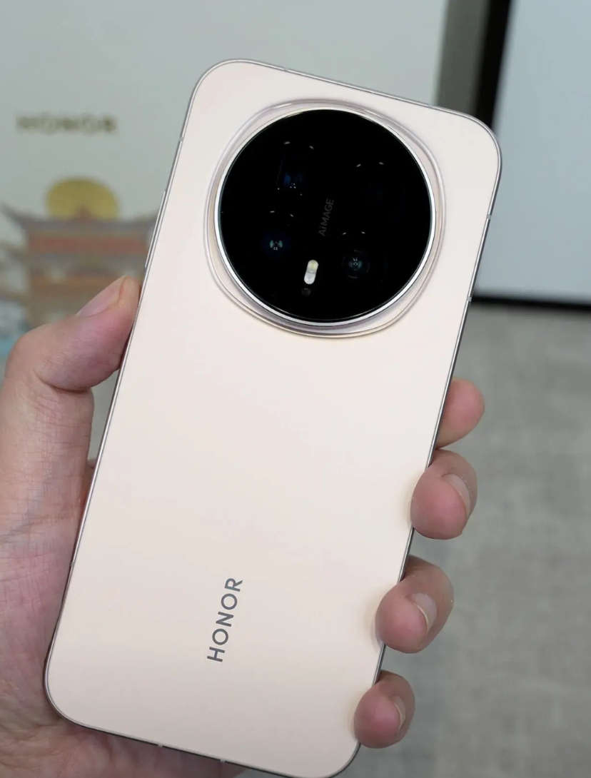 Mate 80发布，最大的亮点之一就是标准版也支持卫星通信，这意味着以后大家出门