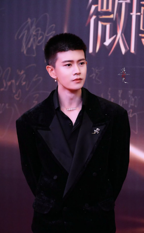 任嘉伦、周翊然、刘轩丞，新加坡微博之夜红毯图！