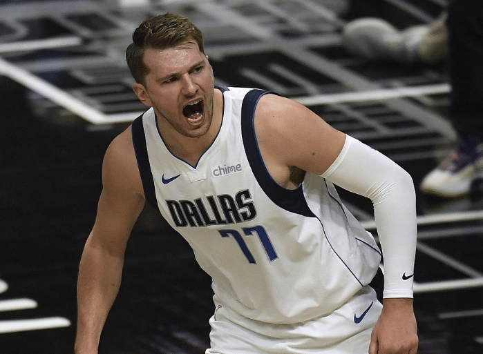 东契奇的防守问题，考辛斯说：“作为湖人的超级巨星，作为球队最好的球员之一，我们需