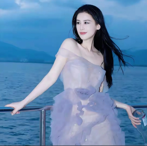黄圣依在节目里说不赞成婚前同居。她认为两个人结婚是两个家庭的结合，应该慎重对待婚