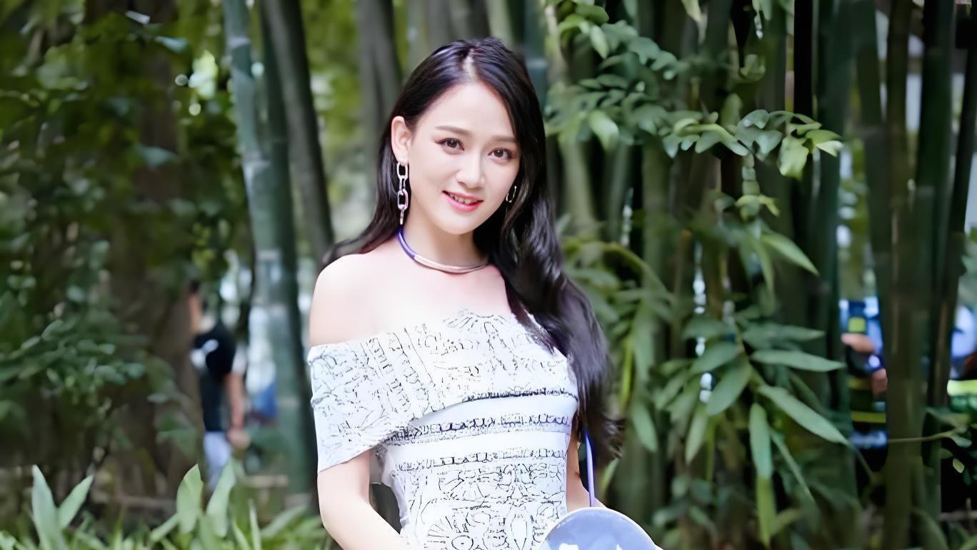 微风撩发露腰线：陈乔恩的ootd让我丢了呼吸机