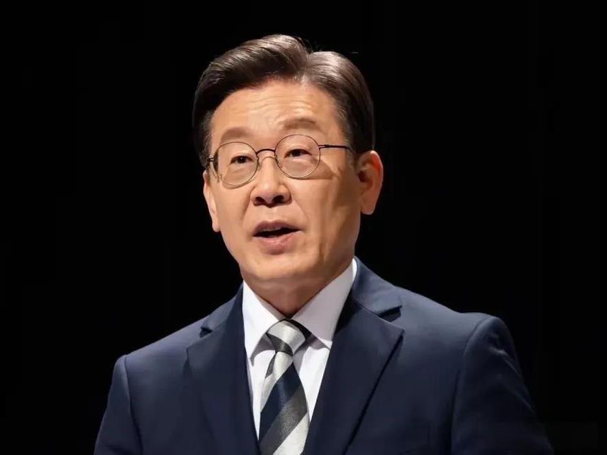 刚刚，韩国总统李在明提出3大战略！
着力发展经济，切实关注民生！打开公正发展之门
