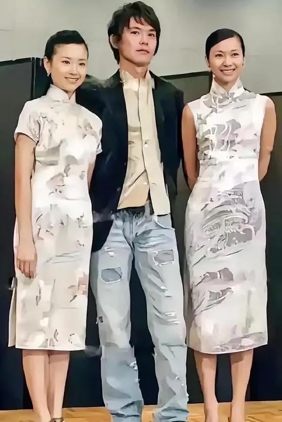 腹有诗书，满身才情的徐静蕾，竟输给了爱做美食的董洁。看站姿，就输得一塌糊涂。董洁