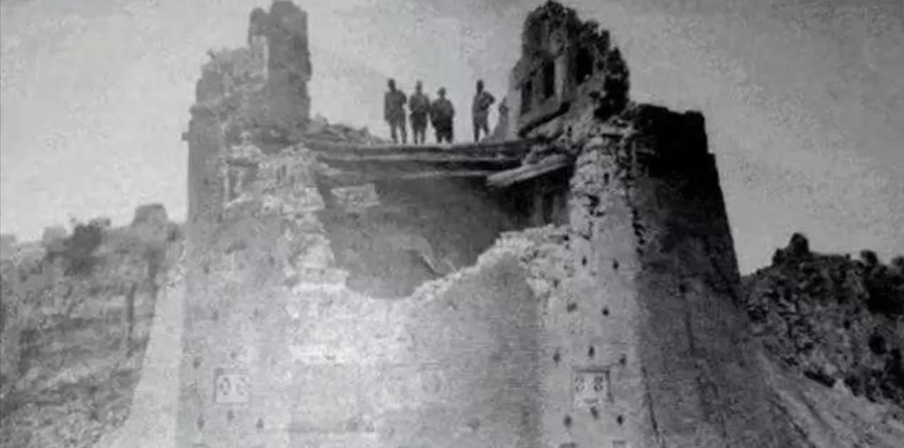 1941年，一名战士将炸药包放错了位置，引爆后鬼子炮楼完好无损，副团长拿出望远镜