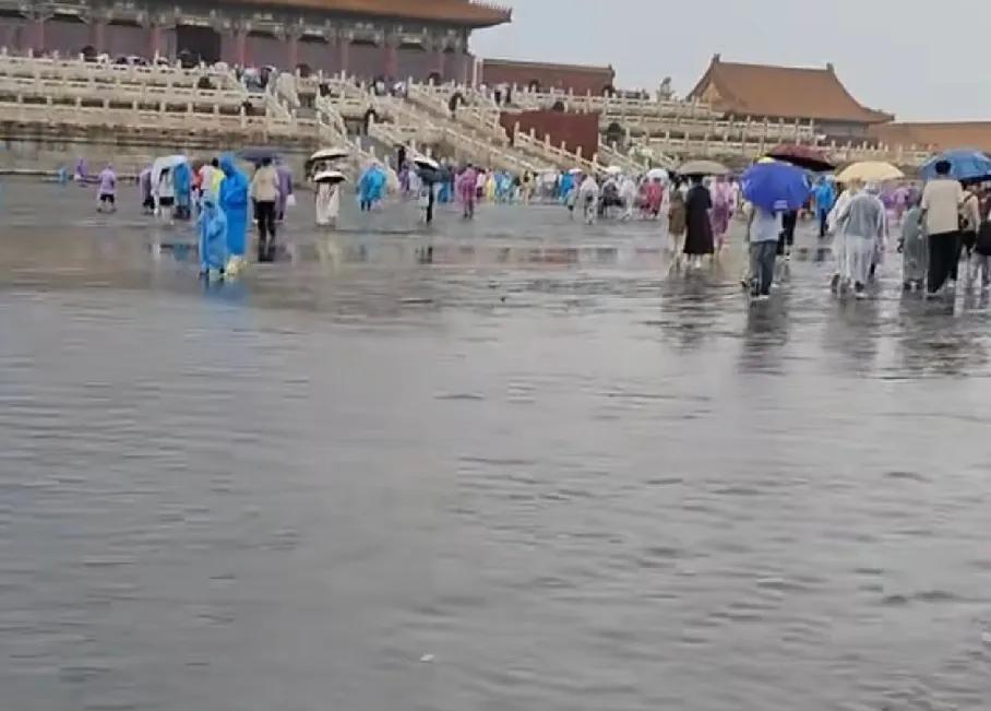 刷到故宫都涨水了，低洼处都淹了，
真的感受到了大自然的威力，人类在怎么建设也不可