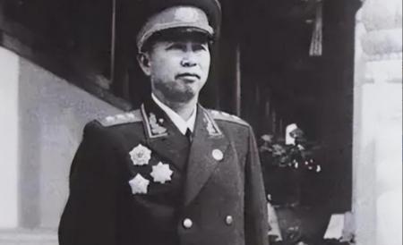 2016年，一群不速之客闯入刘亚楼家中，将他的故居强行拆除，而此时距离刘亚楼过世