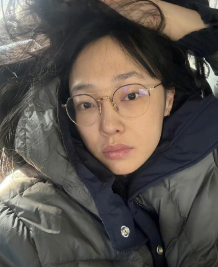 2025年11月，白百何因《春树》剧组沟通失职引发争议：她被制片人提前通知“未获