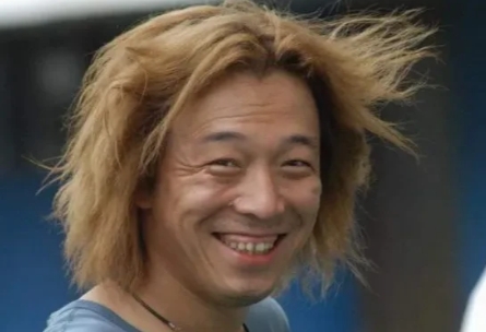 有一次，黄渤在机场候机，忽然有人从后面狠狠地一巴掌拍在他的肩膀上。把黄渤吓了一跳