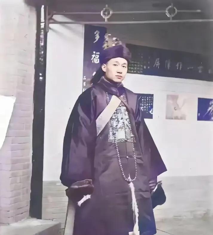 这就是宋霭龄的丈夫孔祥熙的真实长相，大家看看吧！貌相清晰可见，一目了然！这是19