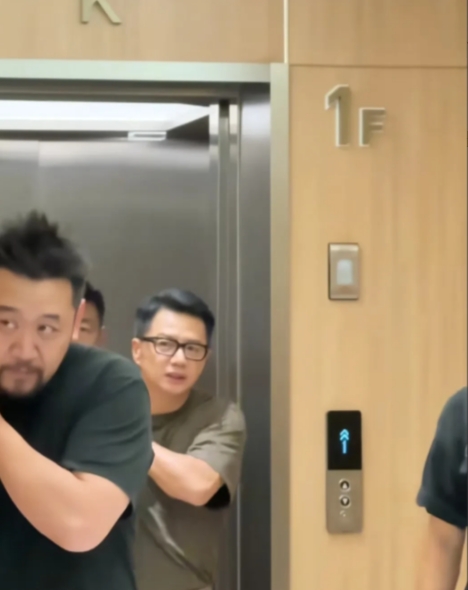 段奕宏在上海大剧院乘坐电梯到一楼，当电梯门打开后，看到门口的粉丝们懵了，人太多吓