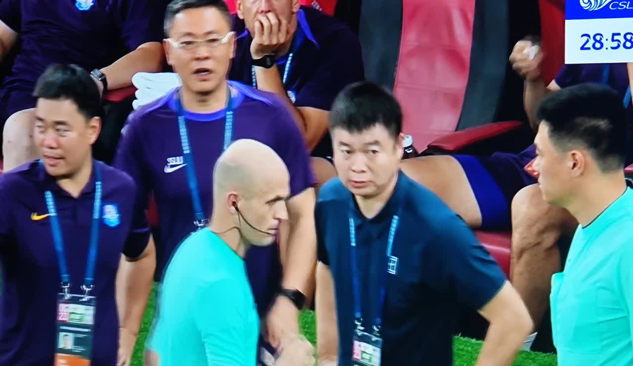 中超今晚海港队主场对天津津门虎比赛，场上主哨为外籍裁判。比赛刚进行到第12分钟时